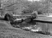 837704 Gezicht op de Romeinse Brug in het park van het landhuis De Breul (Driebergseweg 17) te Zeist.